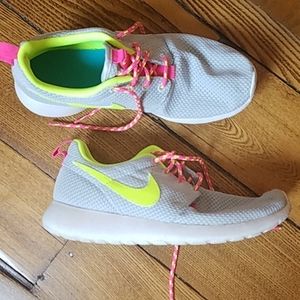 Nike youth tennis shoes